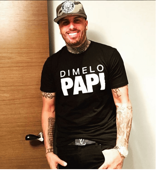 Sin lentes, pero con una mega sonrisa.