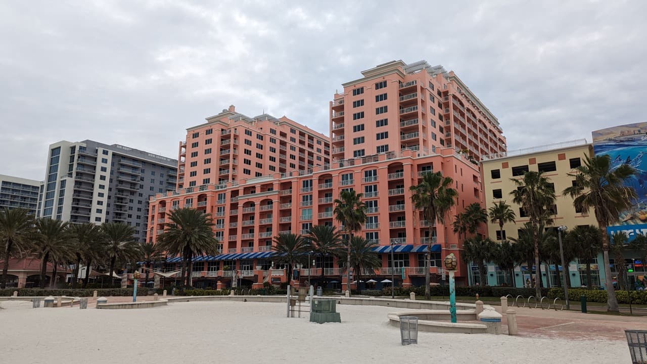 Frente al Pier 60 hay un lote de estacionamiento pero cuenta con espacios limitados. Cerca, caminando, hay garajes de mayor capacidad como el Surf Style Garage y Hyatt Regency Garage, que cobran por hora o por todo el día.