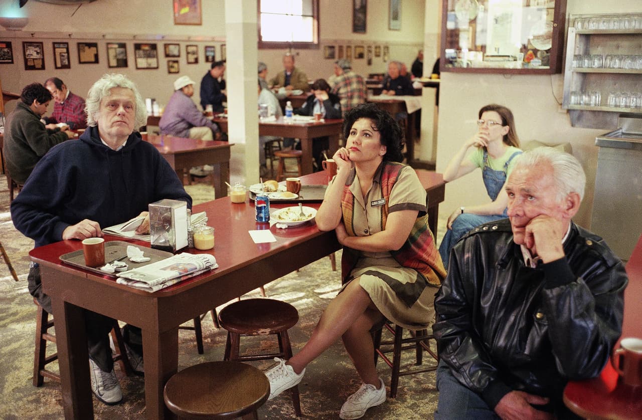 El país seguía minuto a minuto las noticias debido a que no se sabía si Clinton continuaría o no en su cargo. En la foto, clientes de una tienda de sándwiches del centro de Los Ángeles ven el debate televisado sobre el juicio político, el sábado 19 de diciembre de 1998.