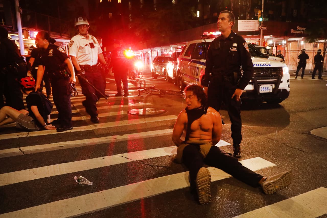 Los arrestos del miércoles contrastan con los ocurridos una noche anterior, cuando los oficiales no aplicaron las mismas reacciones a la violación del toque de queda.