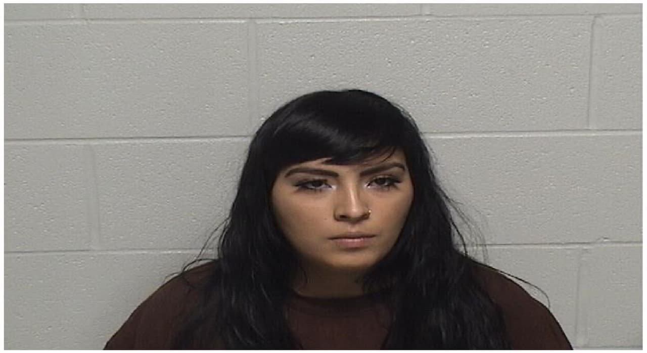 Acusan a conductora de manejar ebria y con licencia vencida; chocó su BMW al huir de policía