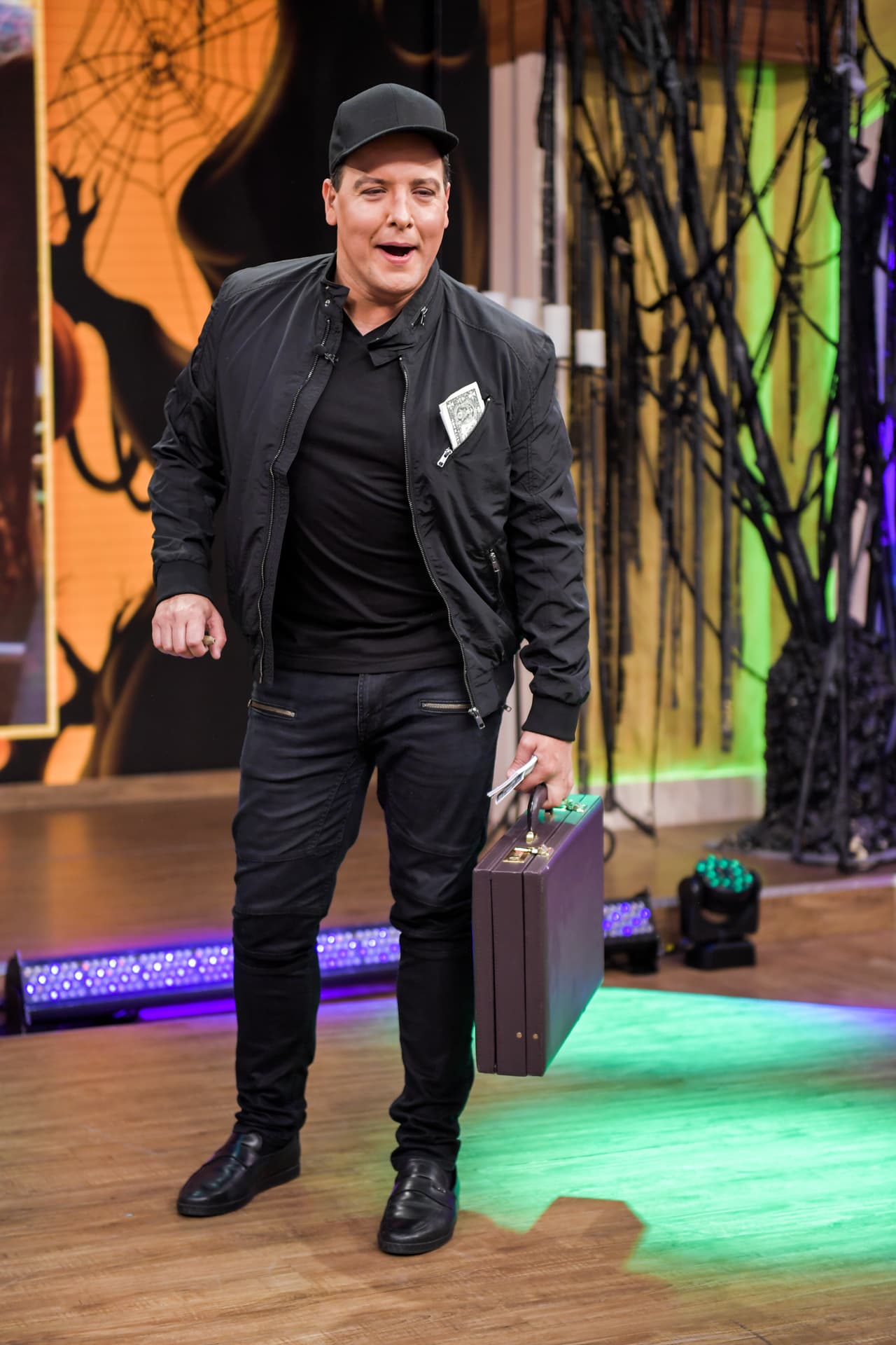 Raúl González lo hizo muy bien en su papel de esposo consentidor de la estrella mexicana.