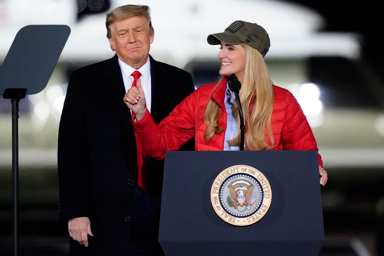 La senadora Kelly Loeffler, republicana por Georgia, habla mientras el presidente Donald Trump escucha durante un mitin de campaña en apoyo de los candidatos al Senado, la senadora Kelly Loeffler, republicana por Georgia, y David Perdue en Dalton, Georgia, el lunes 4 de enero de 2021. (Foto AP / Brynn Anderson)