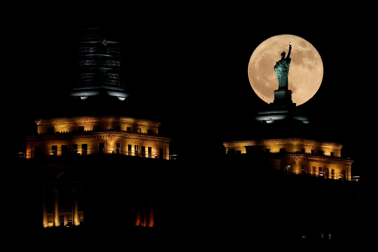 La superluna detrás de los edificios del centro de Buffalo, Nueva York. El próximo 1 y 31 de enero se repetirá el fenómeno.