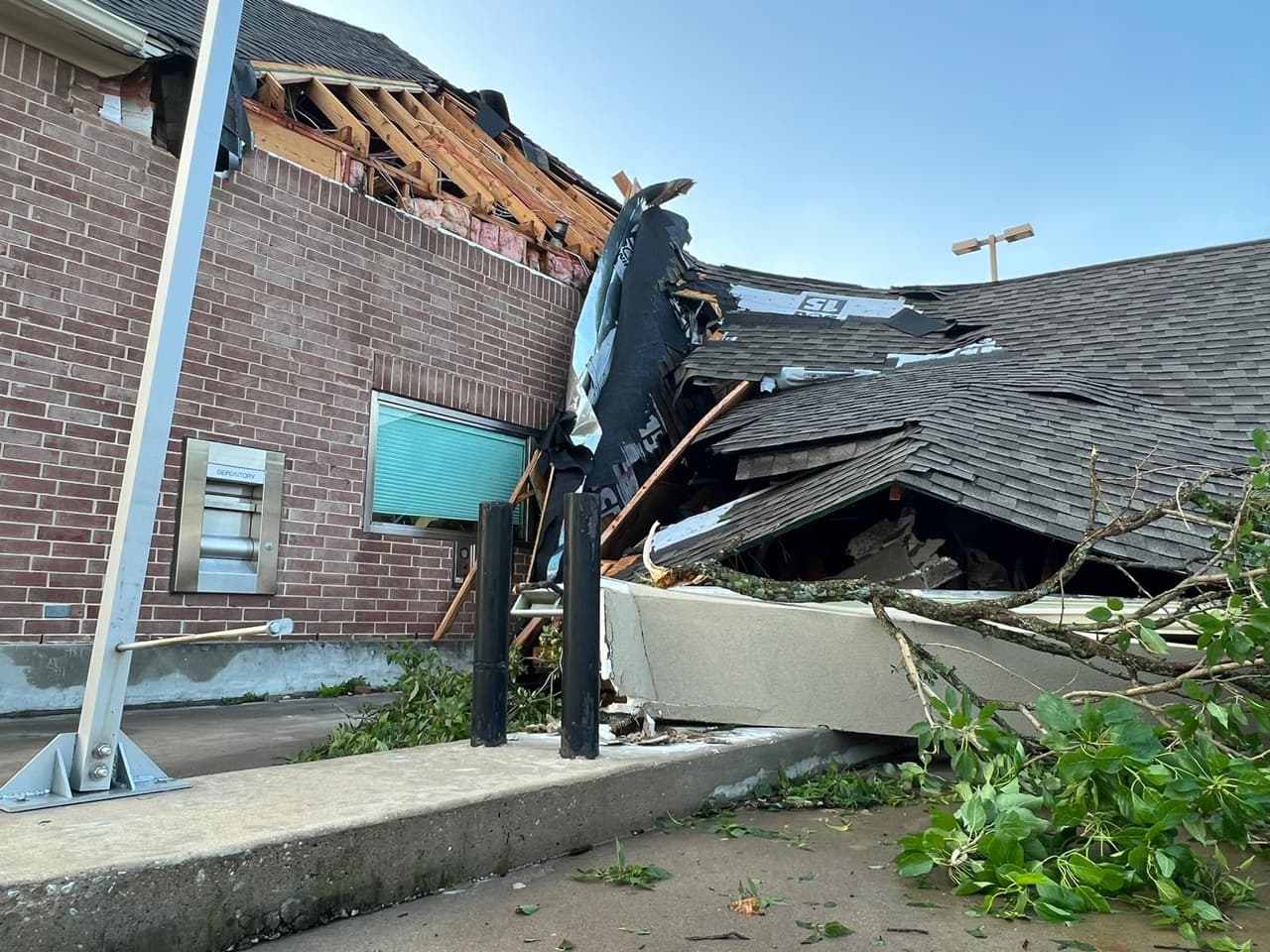 No se reportan personas heridas por la caída del techo en este banco en el condado Collin.