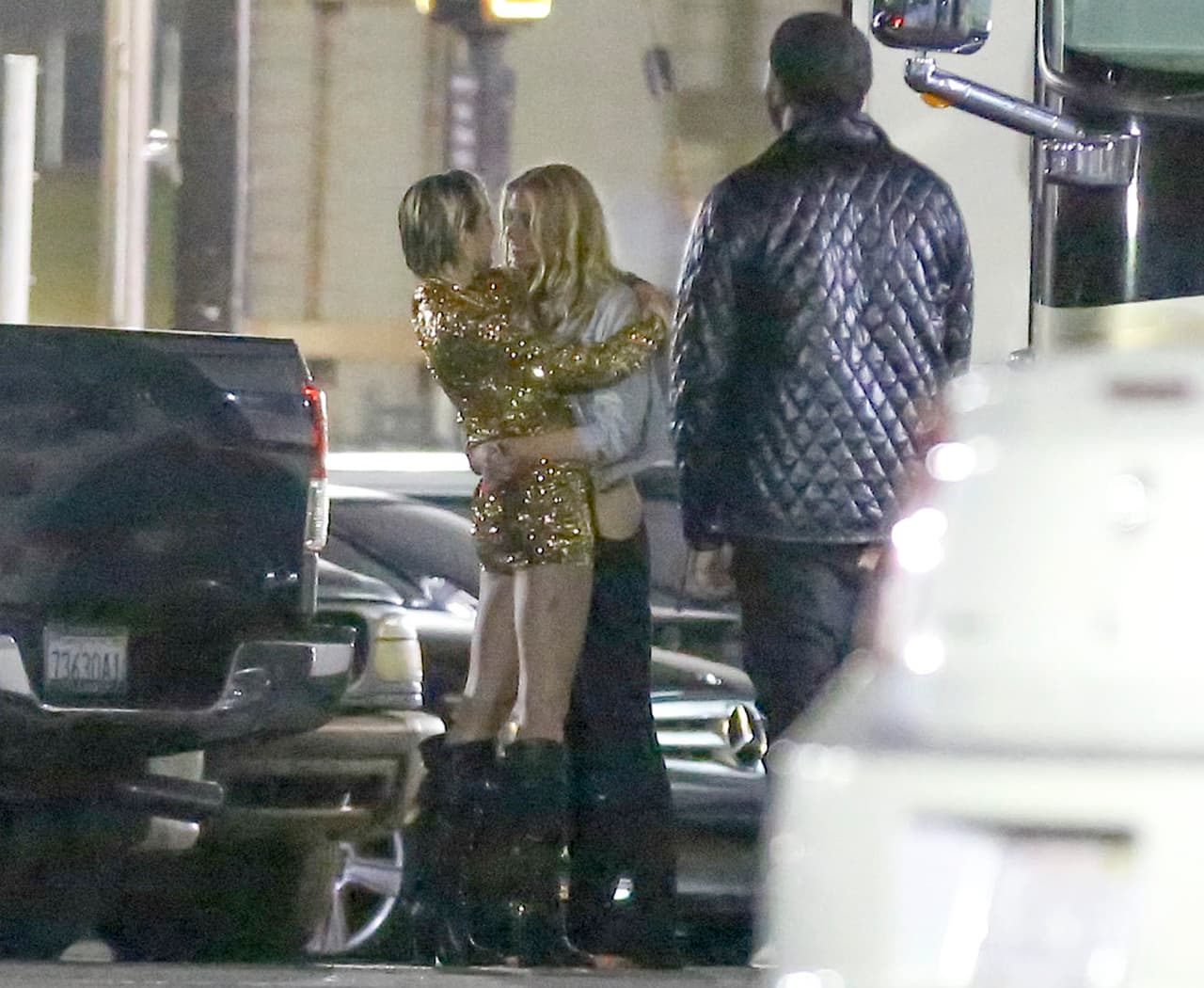 No se despegaron ni un segundo, hasta un mirón apareció por ahí.