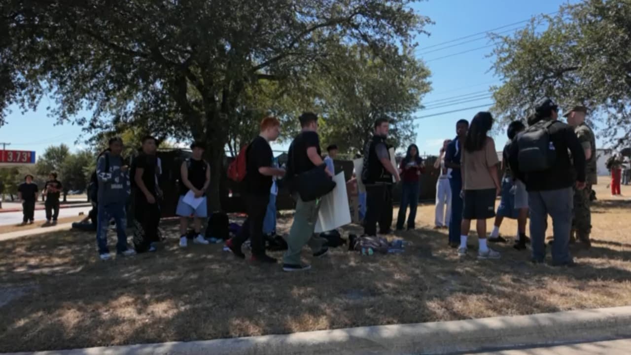 Estudiantes de distintas escuelas del centro de Texas salieron de clases este martes 
<b>para manifestarse en Pflugerville. </b>
<br>
<br>Los alumnos marcharon, corearon consignas y portaron carteles y banderas mientras expresaban su rechazo a las actuales políticas migratorias y pedían respuestas por lo ocurrido con Garcés. También hubo movilizaciones de estudiantes en Austin, Del Valle y Hays CISD.