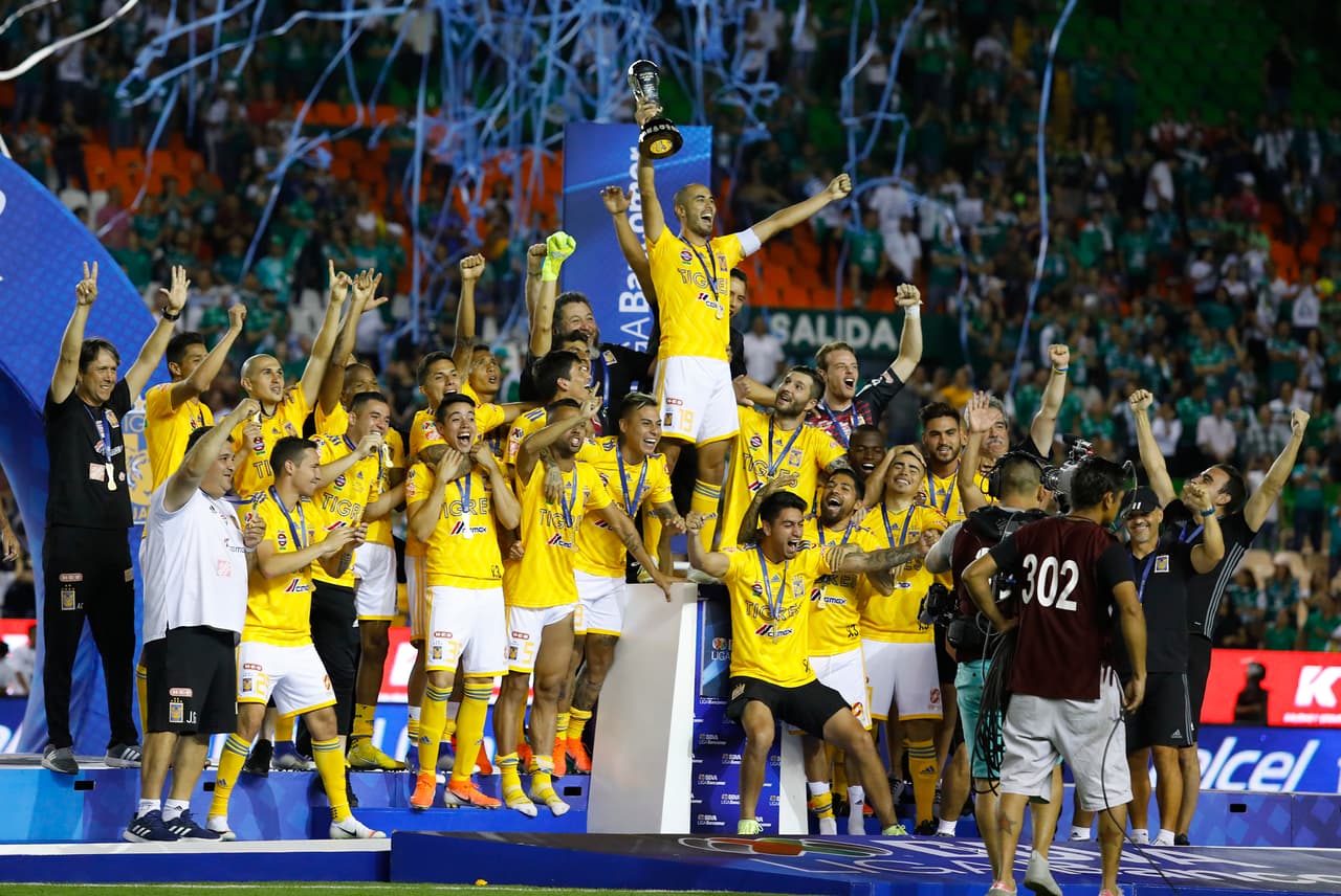 ¡Tigres se proclama Campeón del fútbol mexicano! Los felinos regiomontanos cosecharon su séptimo título de la Liga MX y se cuelan, aunque muchos se sigan negando a aceptarlo, entre los grandes del balompié azteca. Luego de superar en una Final de un solo gol a los Esmeraldas del León, así se dieron los festejos de los Tigres en patio ajeno, imágenes para el recuerdo y que hay que darse un tiempo para echarles un ojo, sobre todo la fiel afición de los felinos regios.