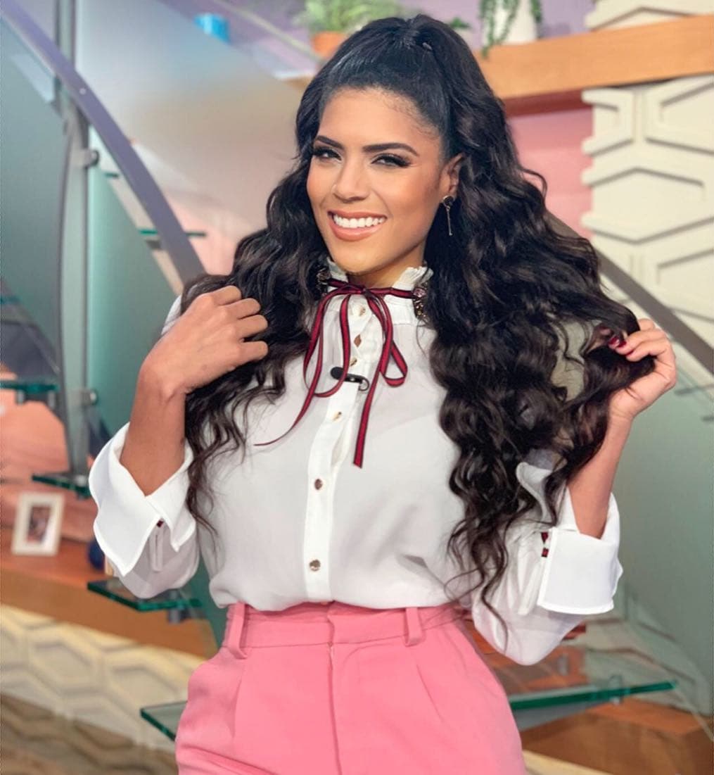 Francisca encendió las plataformas digitales cuando se mostró al natural, y es que como ella misma ha señalado, “no es secreto que use extensiones” para lucir el pelazo que lleva hasta la cintura. “Las extensiones me las pongo de adorno y por esa vanidad de nosotras las mujeres a las que nos gusta coquetear, que nos gusta jugar”, dijo la conductora latina en un video publicado en Facebook.
<br>