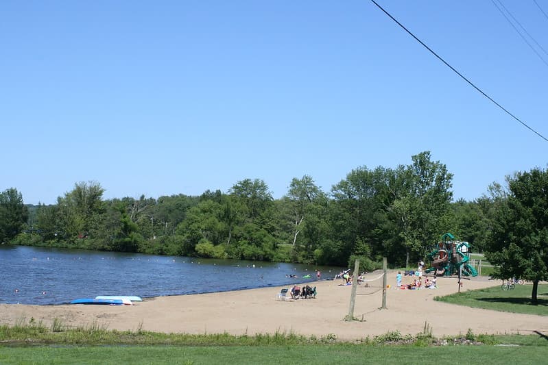 Además de las instalaciones del parque estatal, la 
<a href="http://www.fishandboat.com/Pages/default.aspx" target="_blank">Comisión de Pesca y Embarcaciones de Pensilvania</a> opera un criadero de peces y un centro de visitantes, y la 
<a href="http://www.pgc.pa.gov/Pages/default.aspx" target="_blank">Comisión de Juegos de Pensilvania</a> tiene áreas de observación de vida silvestre.
<br>
<br>
<br>
<br>