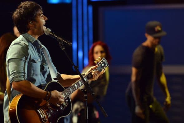 El guapo cantante estaba de estreno con su tema 'Corazón En La Maleta'.