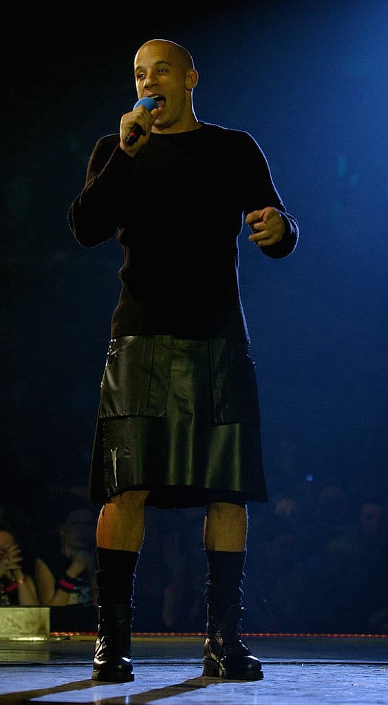 <b>Vin Diesel</b>
<br>La estrella de ‘Rápidos y furiosos’ asistió al evento de los MTV Europe Music Awards en 2003 con una falda de cuero negra en combinación con botas de combate y un suéter negro.