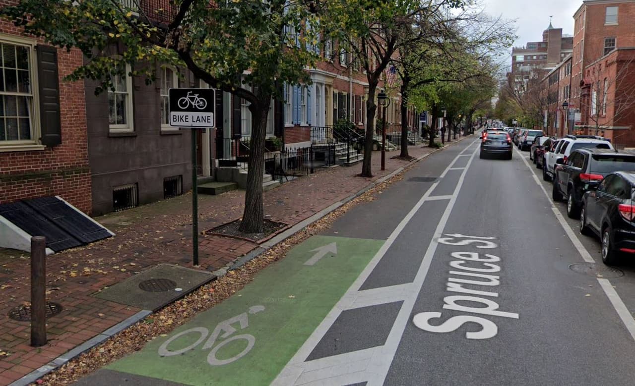 <b>Spruce Street, entre los ríos Schuylkill y Delaware</b>. Aunque técnicamente no es un sendero, Spruce Street se extiende desde el río Schuylkill hasta el río Delaware y es sin duda una de las carreteras más hermosas de Filadelfia. Comienza en las calles 25 y Spruce y pasa por vecindarios pintorescos como Society Hill, Washington Square West y Rittenhouse Square en el camino hacia Spruce Street Harbor Park.