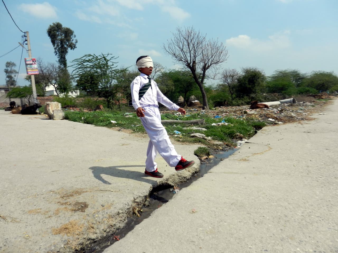 “Su entrenamiento es como la medicación. Nos sentamos en un lugar calmado y cerramos nuestros ojos. La mente de todos tiene dos partes: la izquierda y la derecha, esta última más activa”, afirmó Shri Bhagwan, el entrenador del niño.