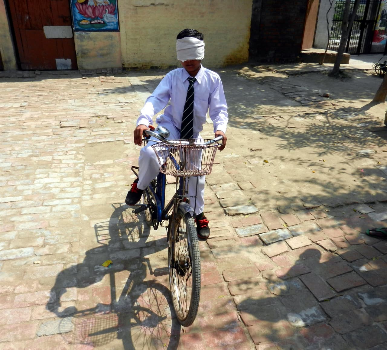 Además, él puede conducir su bicicleta con los ojos cubiertos, ¡y evitar caer en hoyos o estrellarse contra los transeúntes!