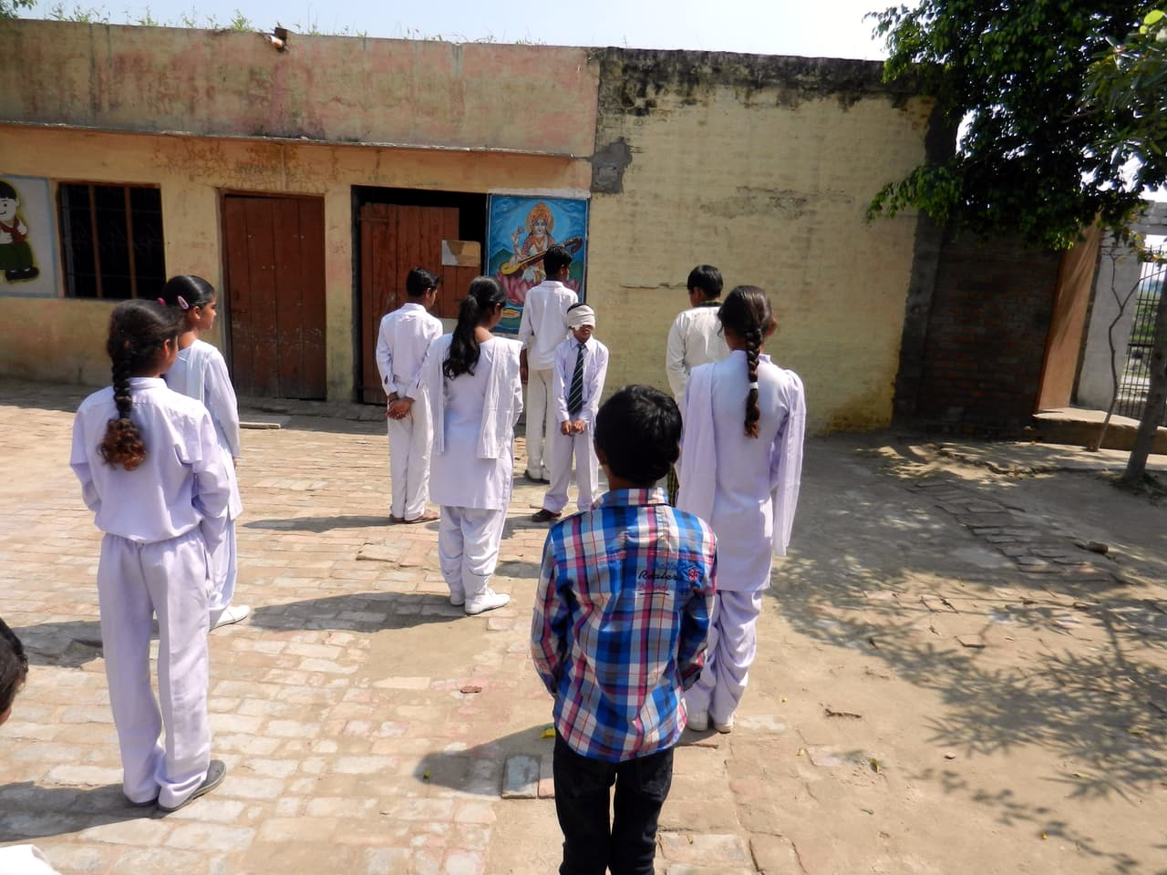 El niño de Delhi ha demostrado que puede elegir a cierto compañero de clases, aunque esté oculto entre una multitud.