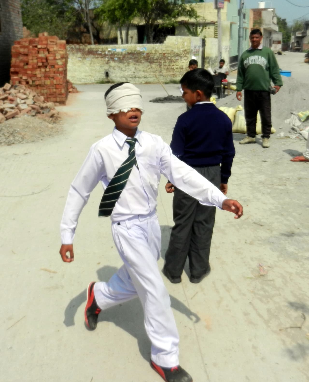 De acuerdo con él, desarrolló esta habilidad al pasar dos horas al día practicando un tipo de ejercicio mental. Después de oler los objetos durante unos segundos, el jovencito puede decir de qué color es lo que sujeta entre sus manos.