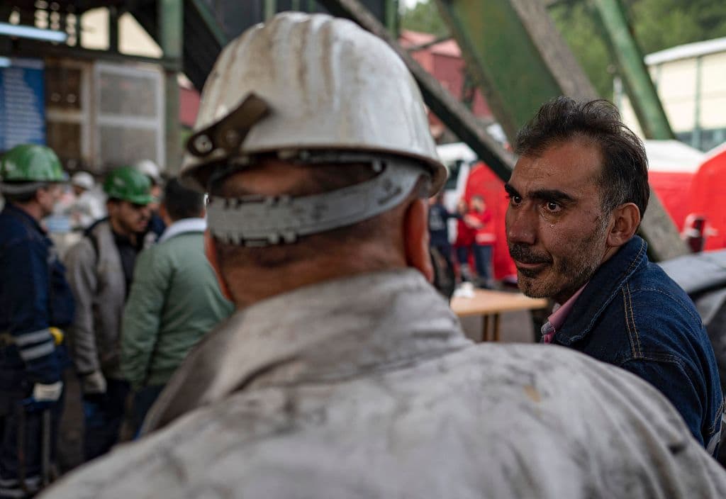 En las tareas de rescate participaron los propios mineros. "Hemos sacado los cadáveres de nuestros compañeros, es una cosa horrible para nosotros", dijo uno de ellos, interrogado por el canal privado turco NTV.