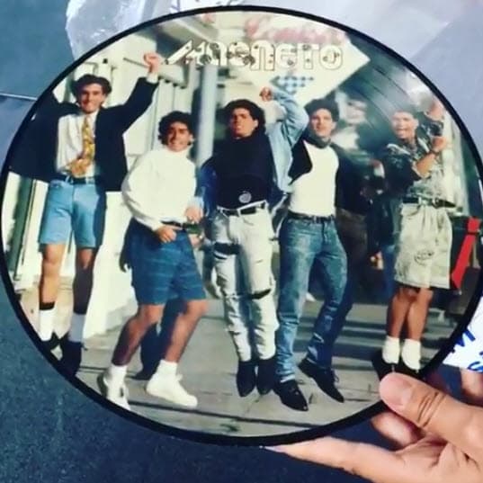 En 1992 lanzaron el disco ‘Cambiando el destino’, el cual tuvo tanto éxito que logró que el grupo actuara en la película del mismo nombre del álbum. Sin embargo, en 1994, Charlie decidió salir del grupo.