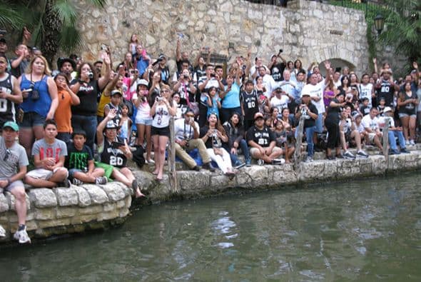 Photos: Spurs Championship Parade 2014 Barges