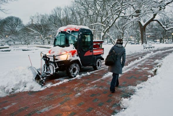 Trabajadores del departamento de parques despejan la nieve para la circulación de peatones.