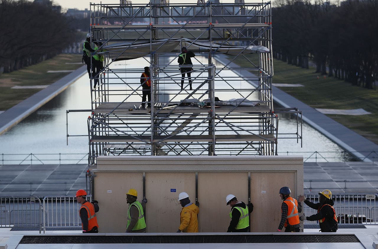 La tradición indica que, luego de ser juramentado, el nuevo presidente caminará desde el Capitolio hasta la Casa Blanca por la avenida Pensilvania. Algunos estiman que no habrá tanta asistencia de público como en la juramentación de Barack Obama en 2009.