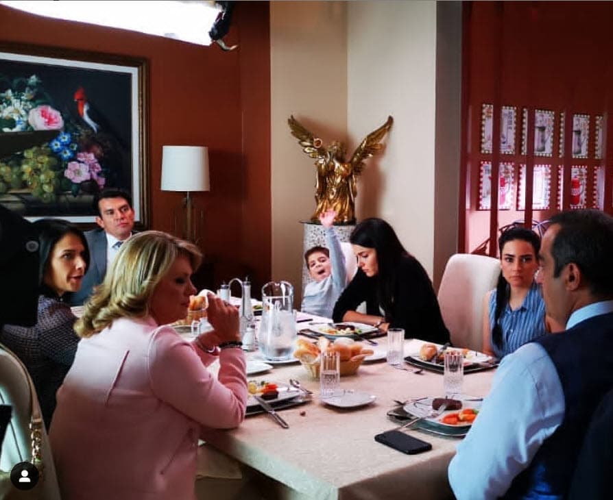 Justo el día de su graduación, una de sus compañeras de
<b><a href="https://www.univision.com/shows/te-doy-la-vida/eva-cedeno-es-una-madre-luchadora-en-te-doy-la-vida-video" target="_blank">elenco en Te Doy La Vida</a></b> tuvo palabras de halago para él y resaltó el profesionalismo que tiene.
<br>