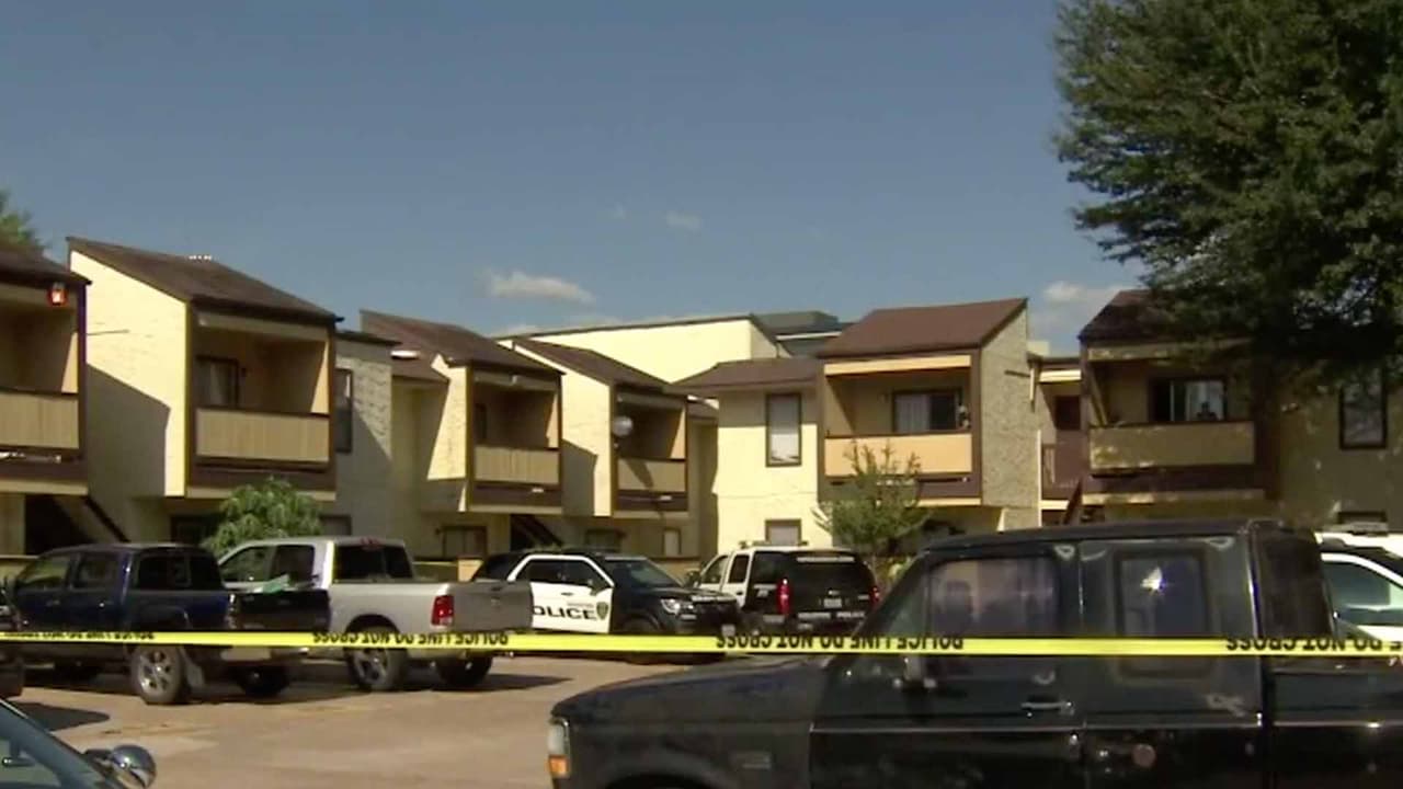 El Departamento de Policía de Houston (HPD) informó que se recibió una llamada el viernes 30 de agosto que señalaba que el cuerpo de la menor estaba en el clóset de su casa.
<br>