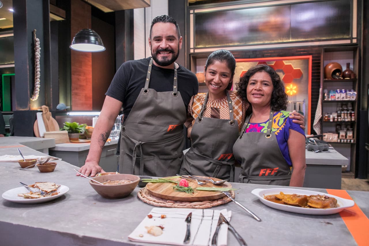 Para este primer reto, los participantes se dividieron en dos grupos de cuatro, una de las primeras cuatro familias en enfrentarse fueron los Vásquez. Ellos decidieron preparar una tlayuda de chapulines. A pesar de tratarse de un plato típico de Oaxaca, los jueces consideraron que había sido algo muy sencillo, por eso los mandaron a cumplir un segundo reto.