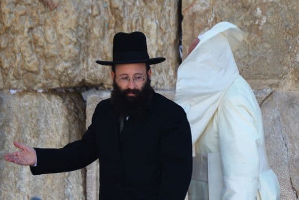 Fue recibido por uno de los rabinos más importantes de la ciudad.