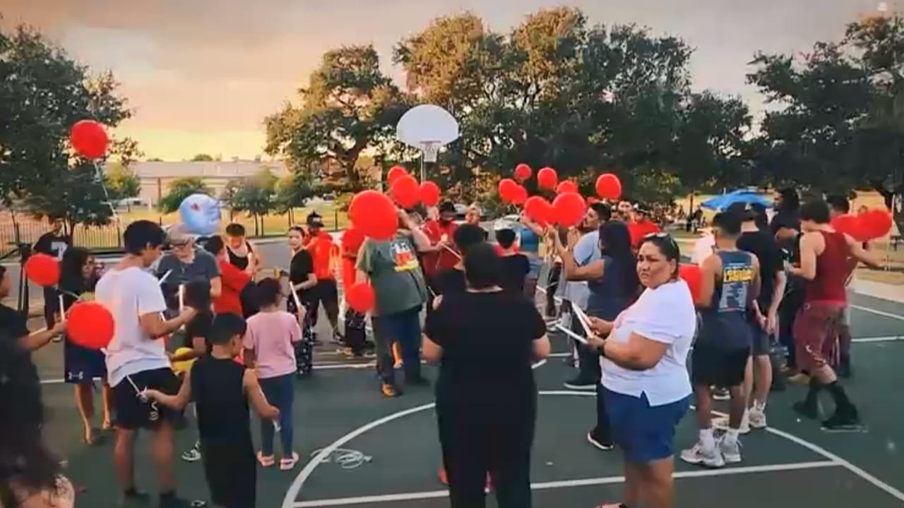 Jonathan Alderete, de 35 años, murió después de ser baleado tras una discusión en una cancha de básquetbol en un parque del centro de San Antonio. Familiares y amigos realizaron una vigilia en su memoria mientras la policía investiga el tiroteo.
