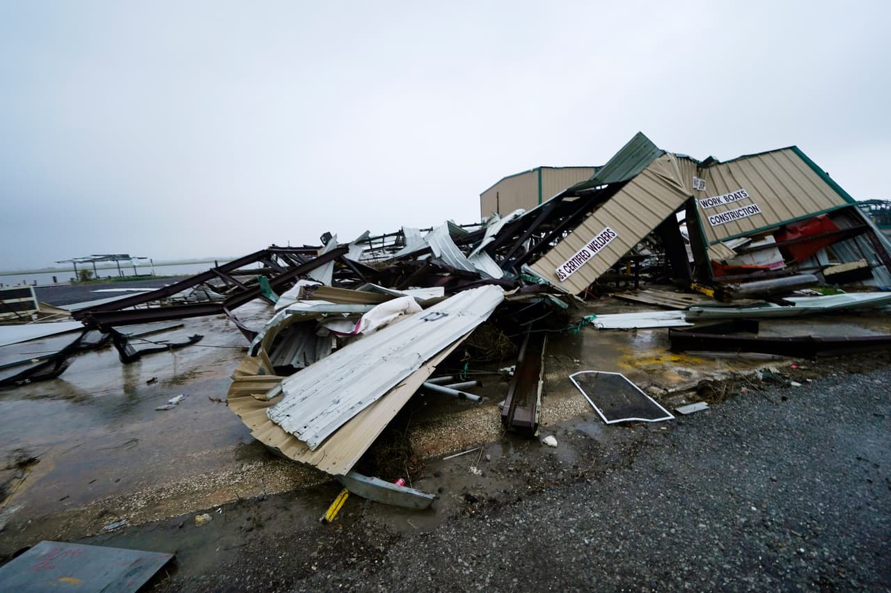Aún es muy evidente la devastación que dejó Laura, un huracán al que se le atribuyeron más de 30 muertes a finales de agosto. Esta fotografía muestra una zona devastada por el vendaval en Cameron, Louisiana, apenas seis semanas después del paso de Laura. Se cree que el huracán Delta golpeará el mismo tramo del suroeste de Luisiana azotado por Laura, y tocará tierra el viernes en la noche. 
<a href="https://www.univision.com/noticias/fenomenos-naturales/los-10-huracanes-mas-devastadores-de-la-historia-en-eeuu-fotos-fotos"><u>Vea aquí los 10 huracanes más devastadores de la historia en EEUU</u></a>
<br>
<br> 
<br>