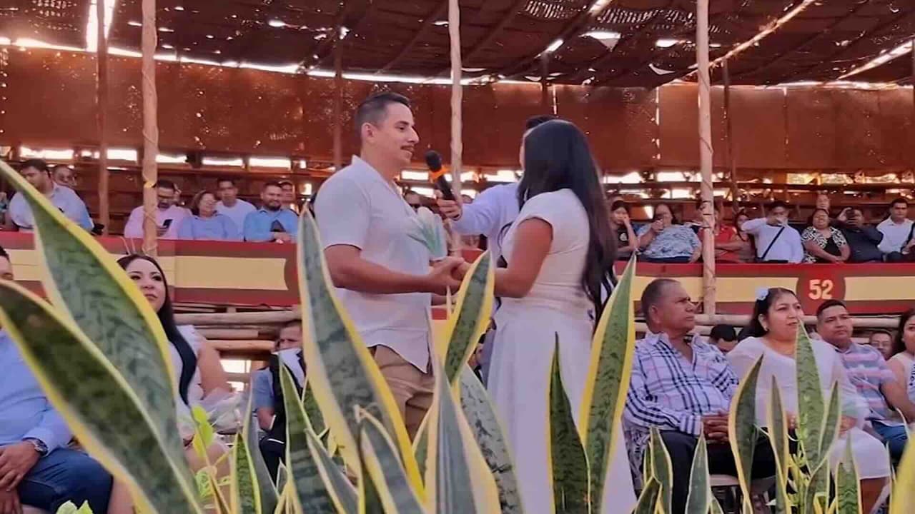 39 parejas celebran bodas colectivas en la icónica Plaza de Toros La Petatera en Colima, México