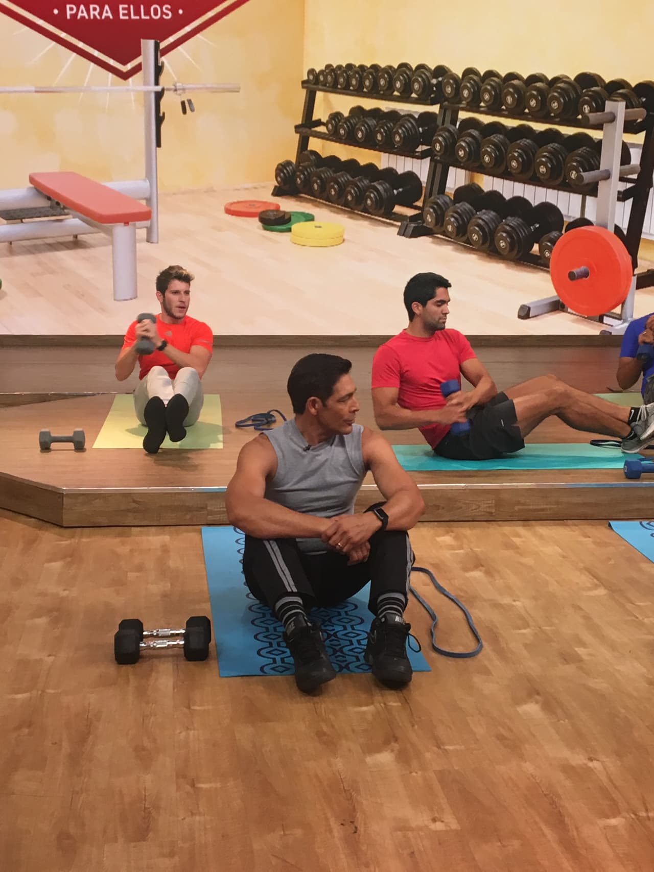 Johnny descubrió algunos ejercicios para lograr un abdomen de acero.