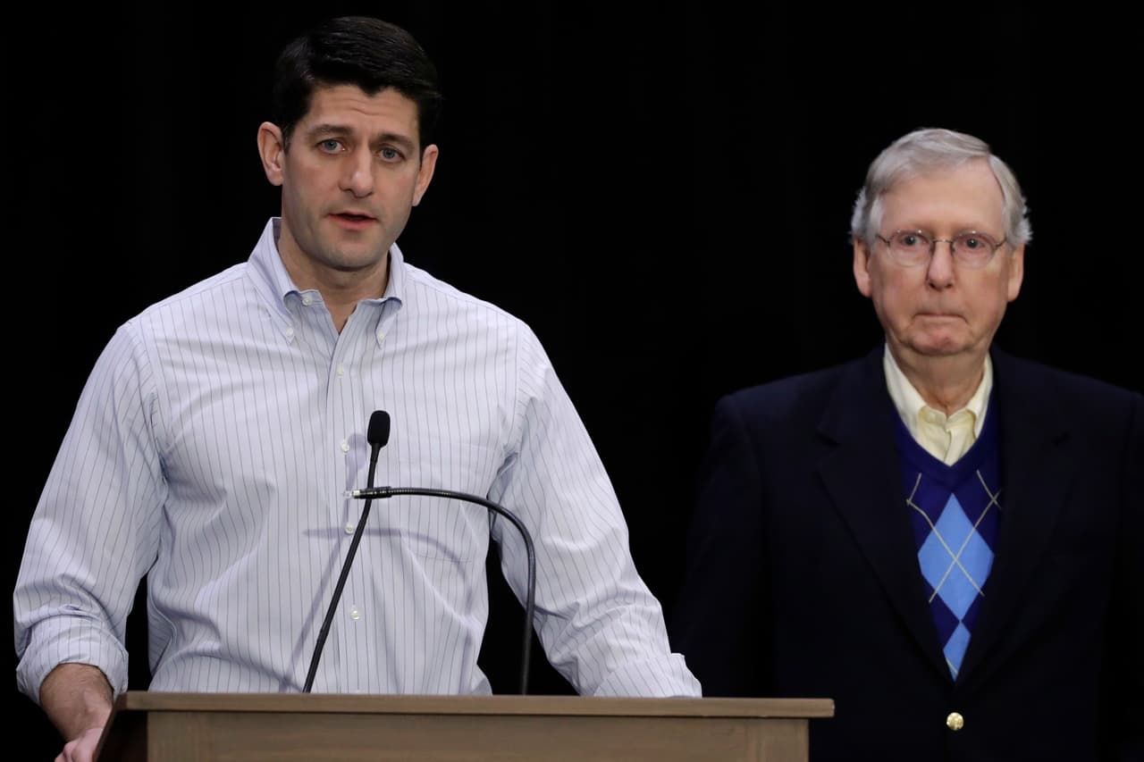 El presidente de la Cámara de Representantes Paul Ryan, a la izquierda, acompañado por el líder de la mayoría republicana en el Senado Mitch McConnell, en conferencia de prensa durante el cónclave republicano en Filadelfia el 26 de enero del 2017. (AP Photo/Matt Rourke)