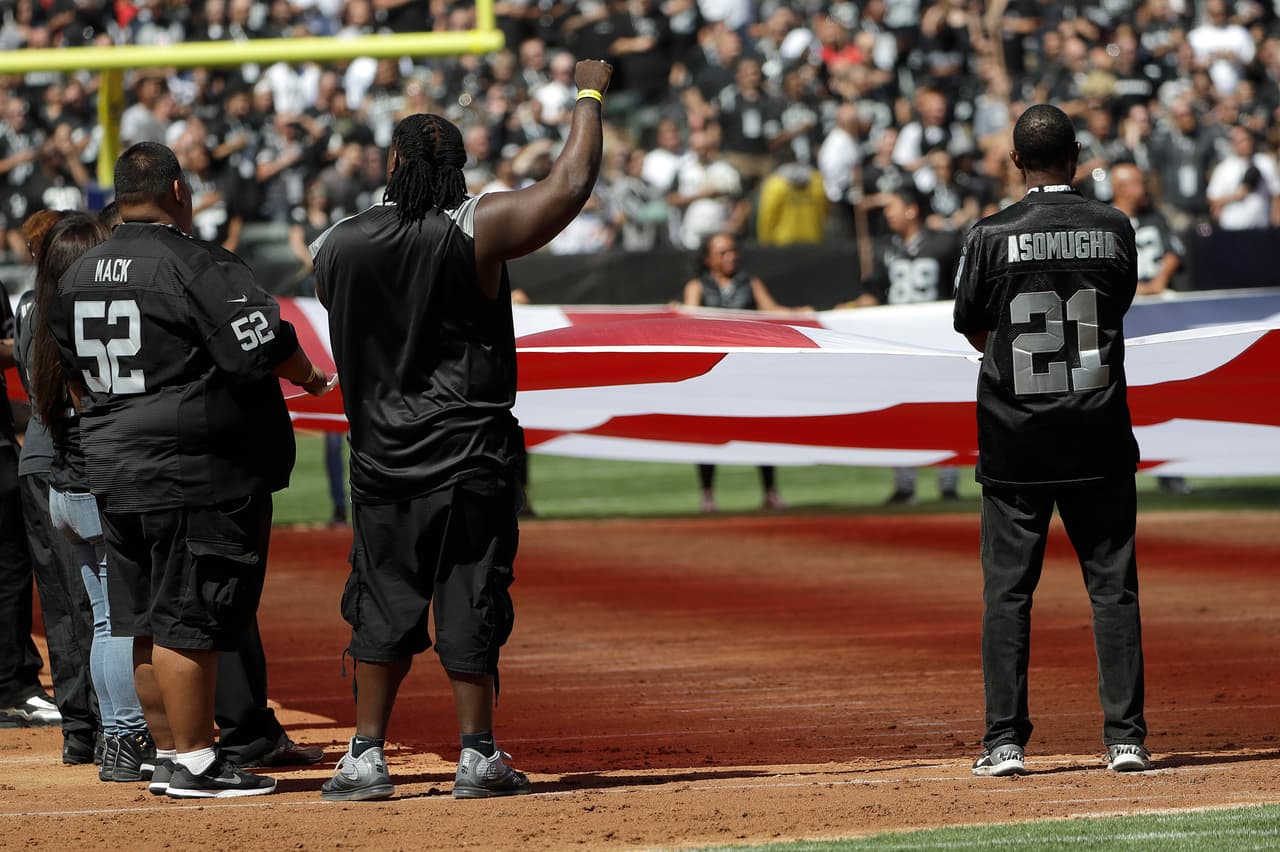 No sólo los jugadores están protestando, también se ha visto a algunos aficionados hacerlo.