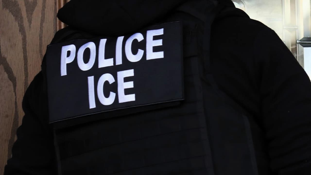 Hombre fue arrestado en Morrisville al ser acusado de embestir con su vehículo a agentes de ICE