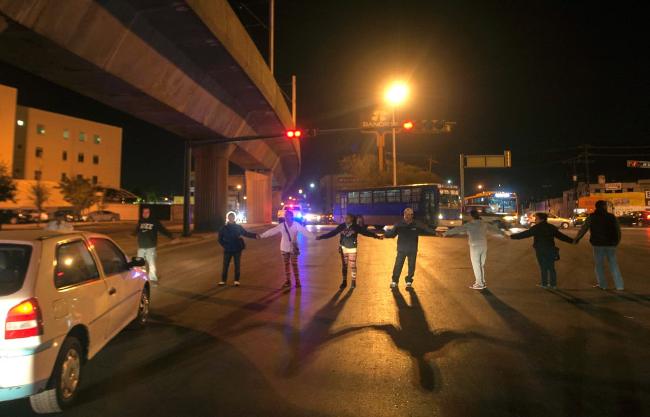 Familiares de los internos bloquean las afueras de la prisión.