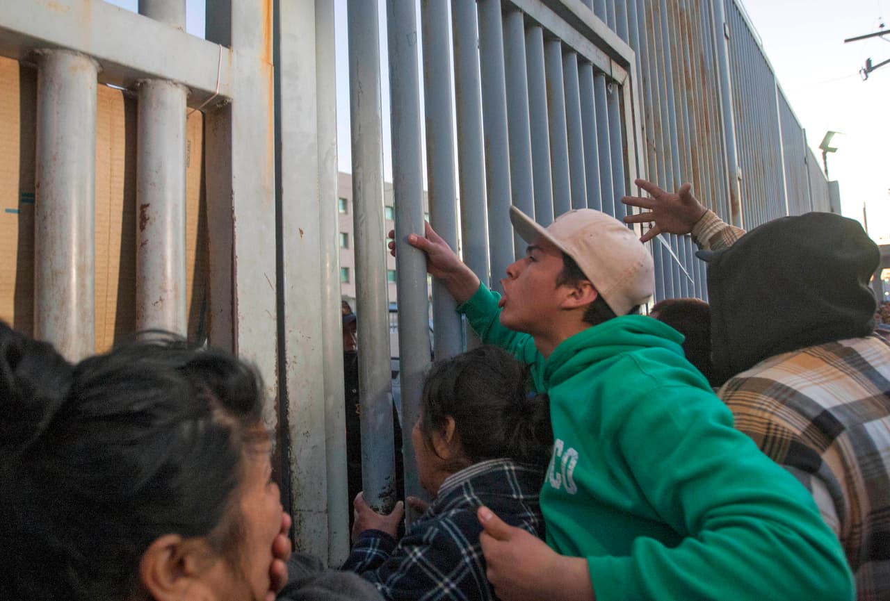 Familiares de los internos están molestos porque ha sido muy tardado recibir información de las víctimas de un motín que dejó al menos 52 muertos.