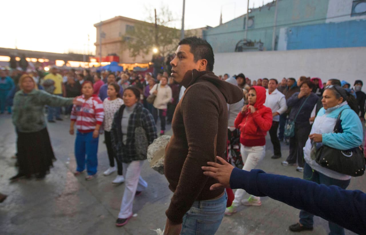Ante la incertidumbre algunos de los familiares se enfrentaron con la policía.