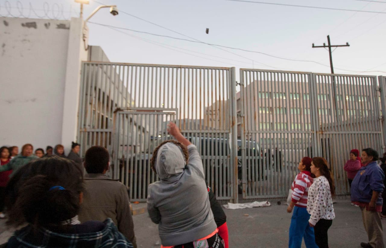 Otros amenazaban con palos para que las autoridades los dejaran pasar.