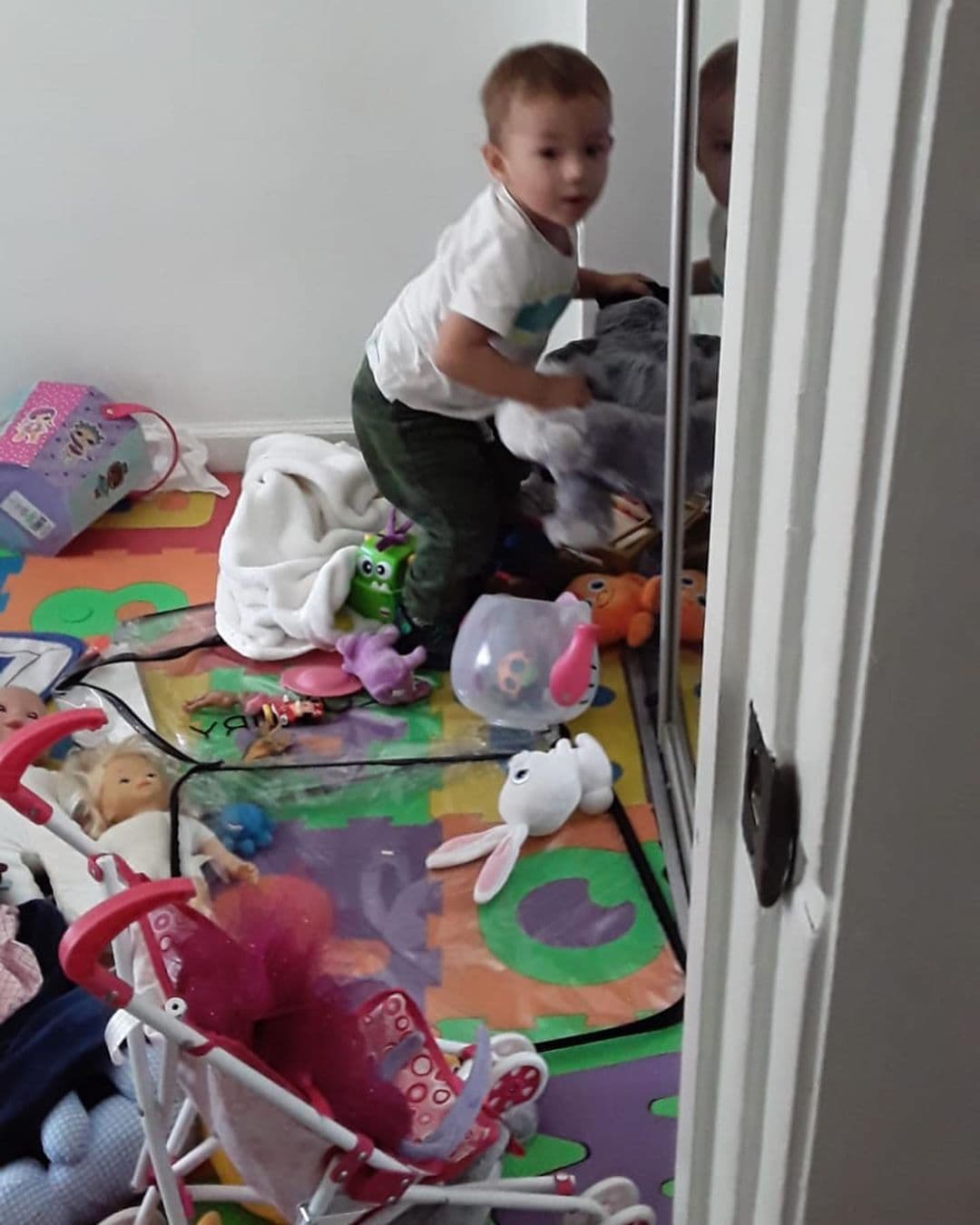 Pero mientras ellos estaban dando el cien por ciento en la carrera, Liam y Michelle hacían travesuras en casa, así lo compartió la esposa de Alan Tacher.