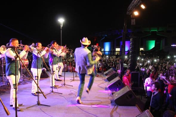 El Dasa revolucionó Phoenix con su voz y carisma, enloqueciendo a miles de fans que los esperaban ansiosas. El chulo causó furor con sus movimientos sexy y desafió seguridad para acercarse y bailar con sus consentidas.