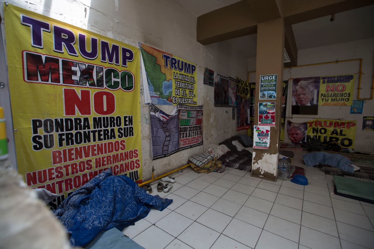 En las paredes del albergue, se pueden ver imágenes contra Trump y su idea de aumentar las millas del muro fronterizo entre México y Estados Unidos.