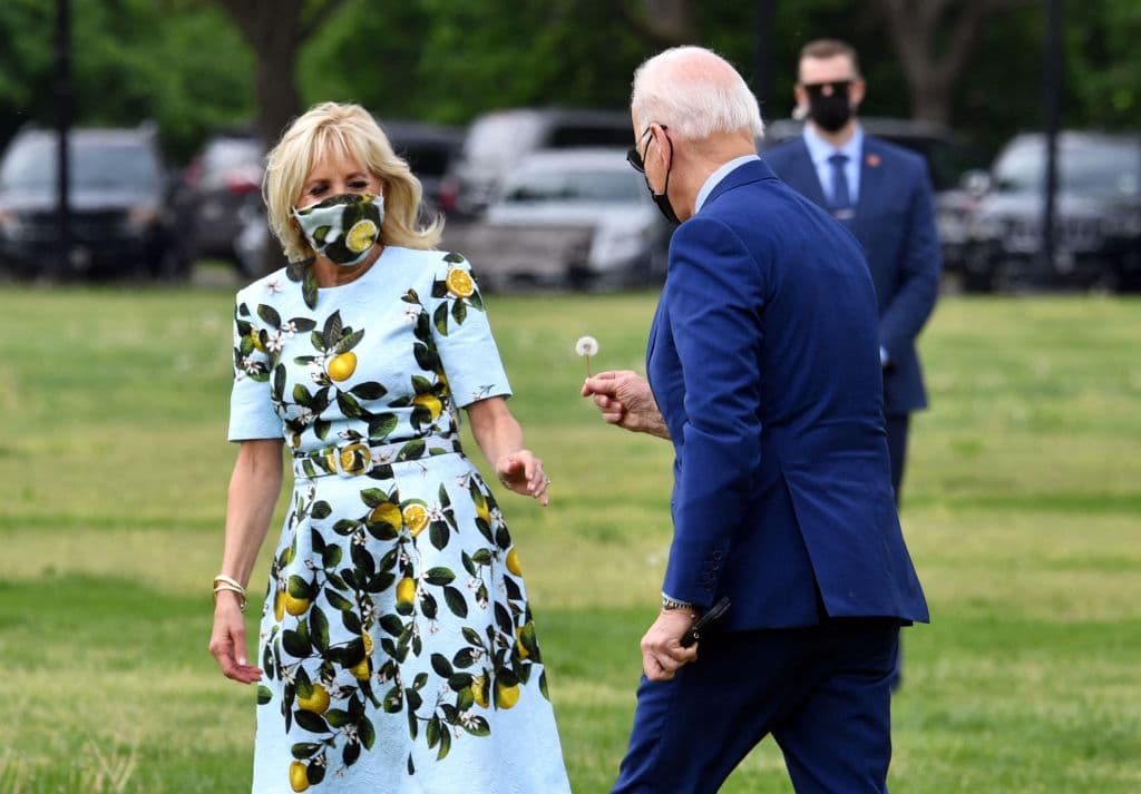 Biden entrega a la primera dama Jill una flor que arrancó del jardín de la Casa Blanca