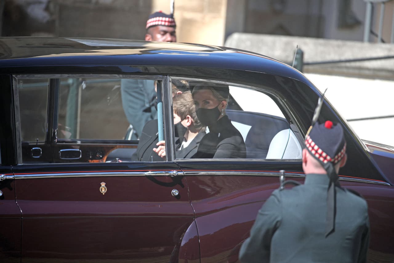 Sophie, condesa de Wessex, nuera de la reina Isabel II, sí llevó a Lady Louise Windsor y al vizconde James, al funeral. Su esposo, el príncipe Edward,se les unió más tarde porque escoltó el ataúd de su padre hasta la capilla.