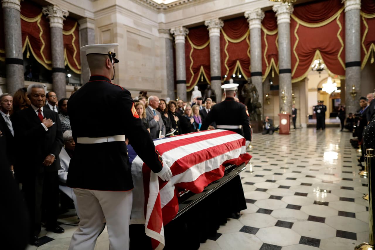 El representante Mark Meadows, un republicano de Carolina del Norte que frecuentemente se enfrentaba a Cummings en el Comité de Supervisión, dijo que fue un amigo cercano cuya "sonrisa ocupaba toda su cara". Agregó que "también tenía ojos que atravesarían a cualquiera que se interpusiera en su camino".