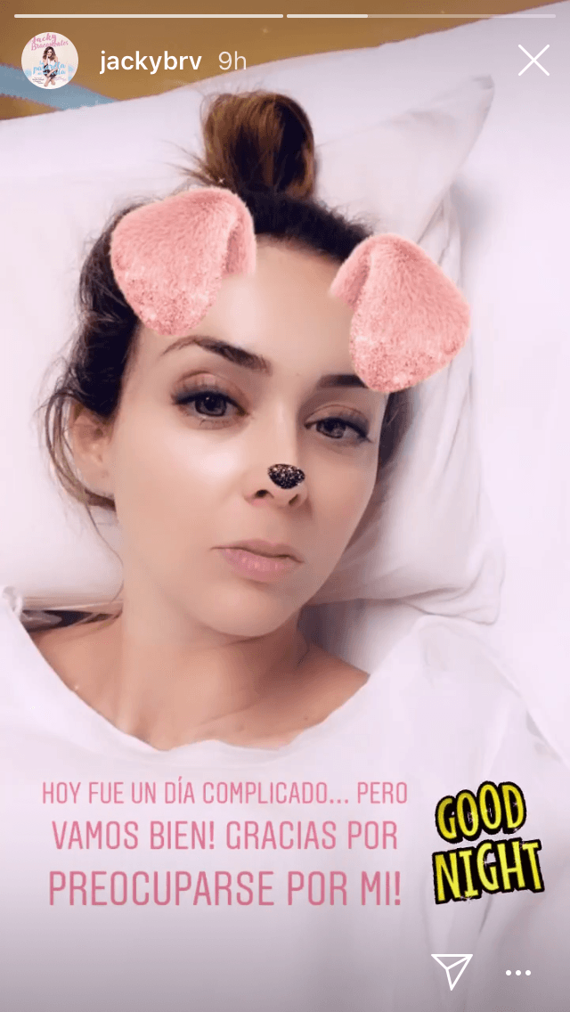 La noche del jueves 24 octubre, la presentadora publicó en redes sociales la primera actualización sobre su salud: "
<b><a href="https://www.univision.com/famosos/reaparece-jacky-bracamontes-tras-someterse-a-cirugia-y-dice-como-se-encuentra-fotos" target="_blank">Fue un día complicado</a></b>. ¡Pero vamos bien! Gracias por preocuparse por mí".