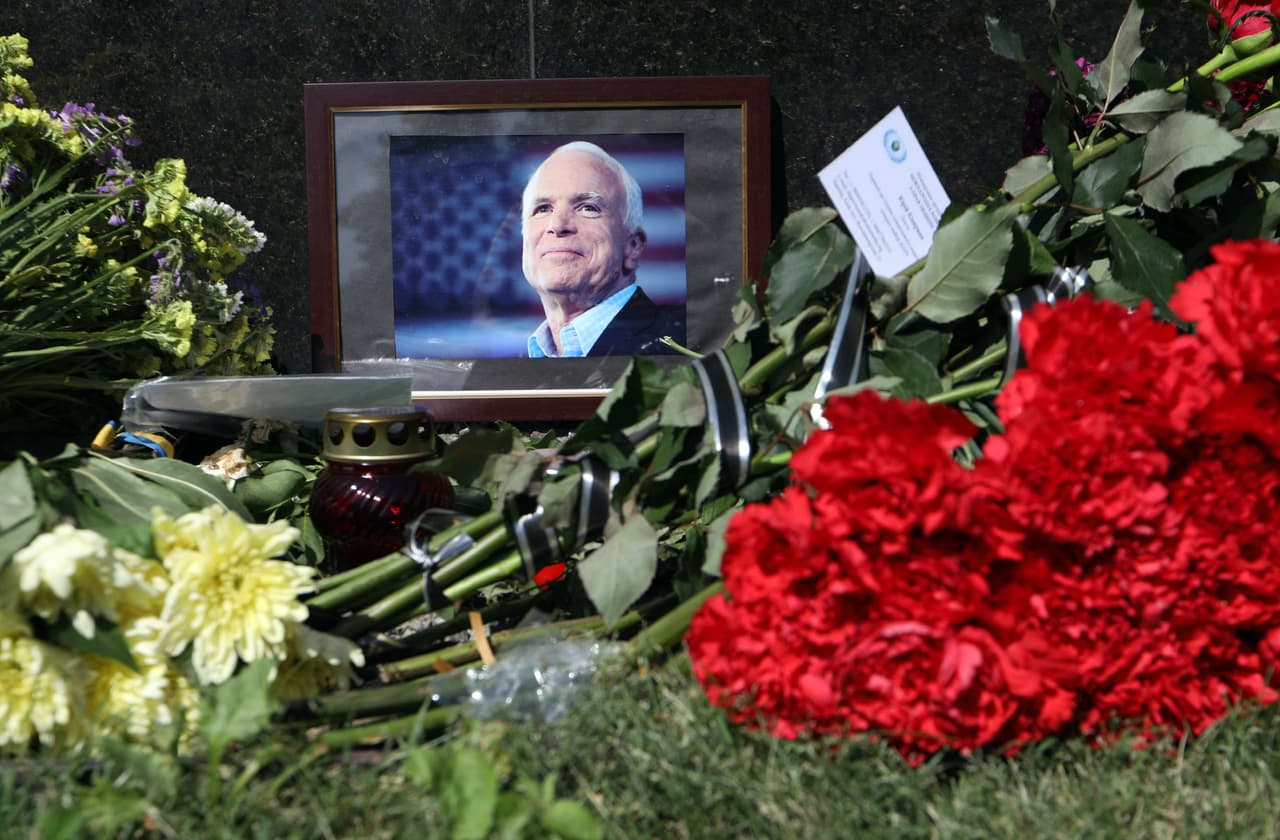 Otro monumento en honor a McCain se improvisó en la embajada de EEUU en Kiev, Ucrania. Petro Poroshenko, presidente de ese país, escribió en Facebook: "Nunca olvidaremos su valiosa contribución al desarrollo de la democracia y la libertad en Ucrania y el apoyo de nuestro estado.