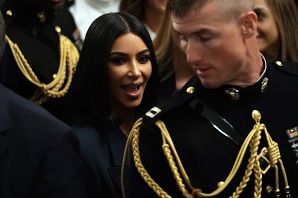 En fechas recientes, la esposa de Kanye West ha estado 
<b><a href="https://www.univision.com/noticias/politica/kim-kardashian-fue-a-la-casa-blanca-a-hablar-con-donald-trump-de-que" target="_blank">abogando por buscar soluciones</a></b> para reformar la justicia penal en Estados Unidos.